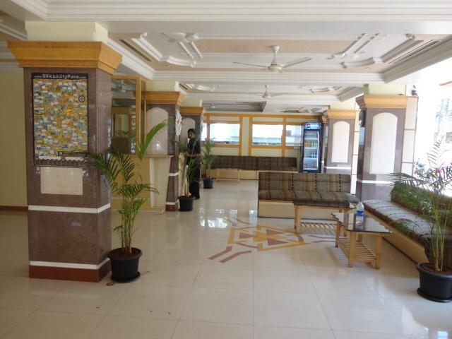 Om Sai Palace Hotel Pune Exterior foto